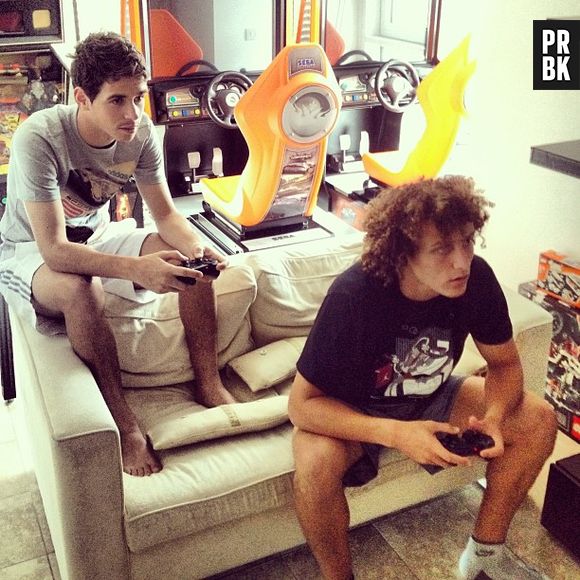 Oscar jogando videogame com seu amigo.