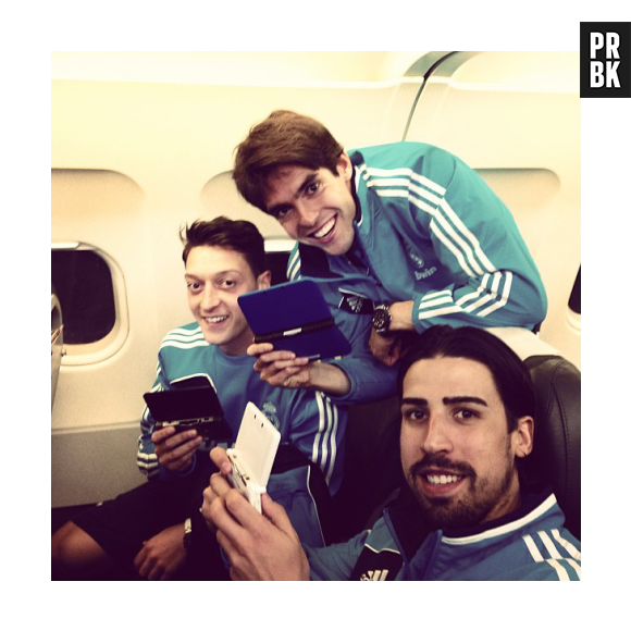 Kaká e a galera do Real Madrid posando pra foto com seus Nintendo DS na mão