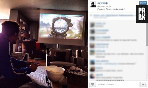 Neymar em seu momento relax jogando "Call of Duty: Ghosts"