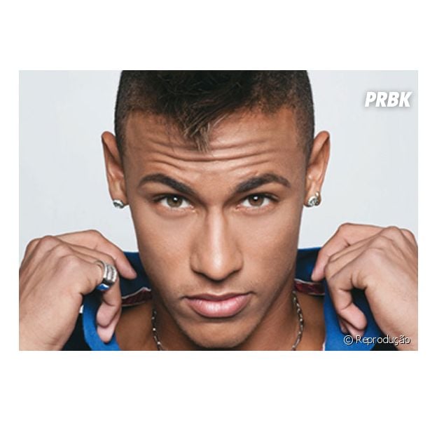 Neymar adora videogame e sempre compartilha fotos nas redes sociais quando está jogando