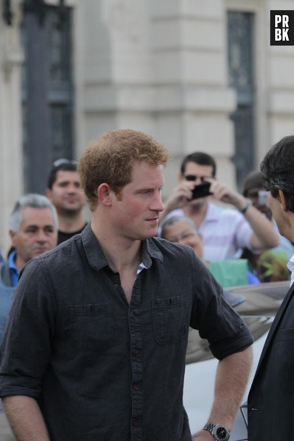 Durante a visita a Cracolândia, príncipe Harry não se incomodou com os fãs e fotógrafos