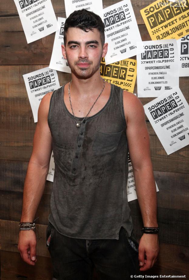 Joe Jonas não quis se pronunciar sobre o cancelamento repentino da tunê dos Jonas Brothers durante um evento de gala, nesta quinta-feira 17 de outubro de 2013