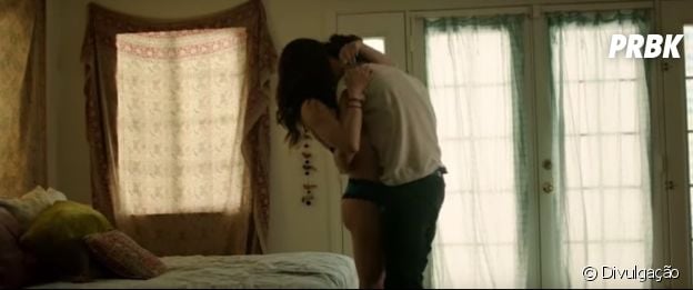 Lucy Hale protagoniza cena quente de "Dude", filme da Netflix