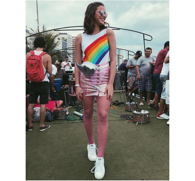 tenis amarrado no tornozelo