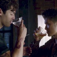 Em "Shadowhunters": na 2ª temporada, Magnus e Alec têm novos momentos fofos e fãs surtam!