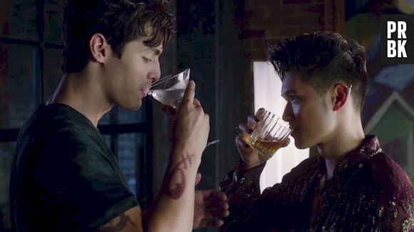 Em "Shadowhunters", Alec e Magnus têm novos momentos fofos!