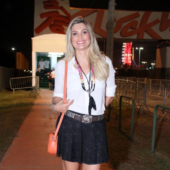 A atriz Flávia Alessandra também foi ao evento toda estilosinha e a bolsa laranja deu um toque a mais no visual para o Rock in Rio. &quot;As cores fortes e vivas são sempre bem vindas. As nuances em neon também são adequadas&quot;