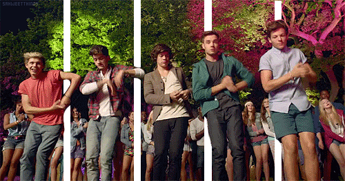 One Direction durante o clipe de "Live While We're Young"