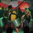 Shakira apresentou "Dare (La La La", a música tema da Copa do Mundo 2014 junto com Carlinhos Brown no "Fantástico"