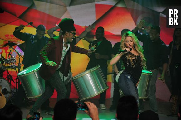 Shakira apresentou "Dare (La La La", a música tema da Copa do Mundo 2014 junto com Carlinhos Brown no "Fantástico"