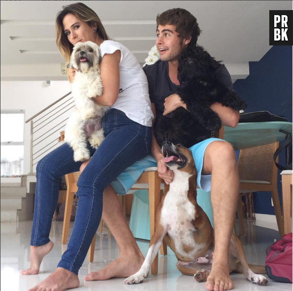 Rafael Vitti e Tatá Werneck aparecem juntinhos em fofo fofa ao lado dos cachorros de estimação!