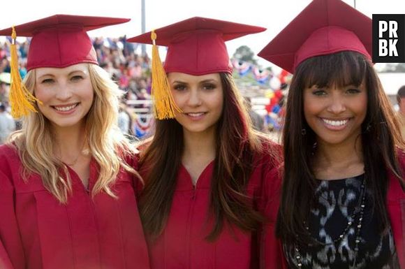 Em "The Vampire Diaries", Caroline (Candice Accola), Elena (Nina Dobrev) e Bonnie (Kat Graham) se formaram super felizes!