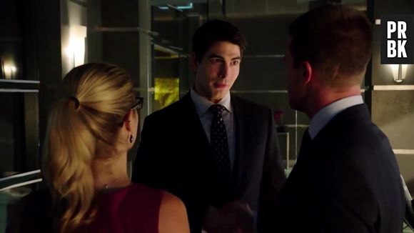 Ray Palmer (Brandon Routh) chega como um interesse para Felicity (Emily Bett Rickards) em "Arrow"