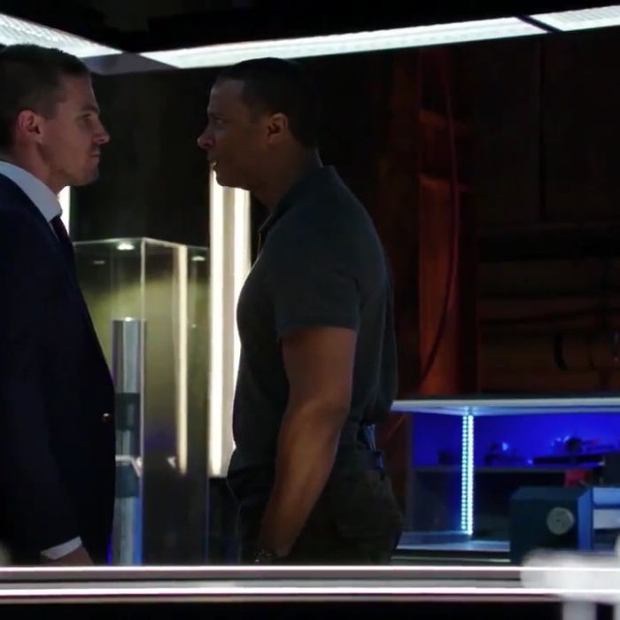  Em &quot;Arrow&quot;, Oliver (Stephen Amell) e Diggle (David Ramsey) entram em conflito 