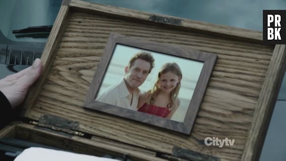 Emily (Emily VanCamp) achou que seu pai estava morto e queria vingança, em "Revenge"