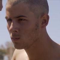 Nick Jonas aparece sem camisa em trailer de "Kingdom", sua nova série!