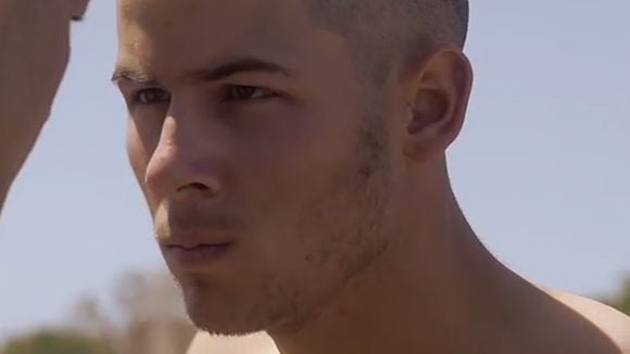 Nick Jonas aparece sem camisa em trailer de "Kingdom", sua nova série!