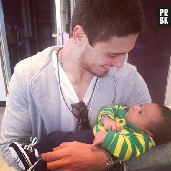 O ator Daniel Rocha posa com o afilhado Mateus no colo. O bebê é filho do irmão do astro, Thiago Cardoso