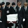 Fotos do funeral de Jonghyun, integrante do grupo de k-pop SHINee