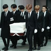 Integrantes do SHINee carregam caixão de Jonghyun em funeral e fãs se emocionam