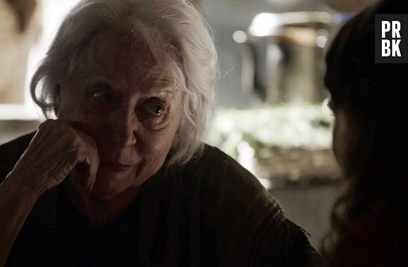 Em "O Outro Lado do Paraíso": Mercedes (Fernanda Montenegro) sente que Raquel (Érika Januza) está em perigo e faz reza para ajudá-la