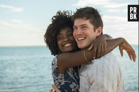 Em "O Outro Lado do Paraíso": Raquel (Érika Januza) e Bruno (Caio Paduan) sentem presença de Mercedes (Fernanda Montenegro)