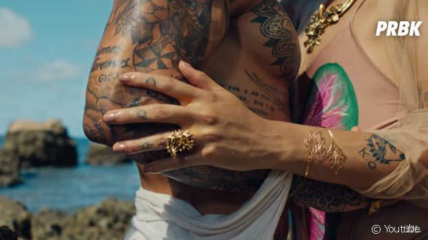 Pabllo Vittar mostra a tatuagem "K.O." que Lucas Lucco fez nela no clipe de "Paraíso"