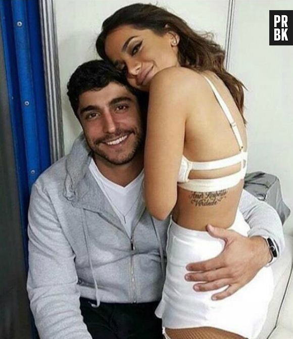 Anitta e marido brincam na neve e cantora faz boneco de gelo