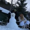 Anitta e Thiago Magalhães fazem boneco de neve e compartilham momento nos Stories da cantora