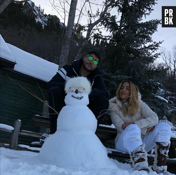 Anitta e Thiago Magalhães fazem boneco de neve e compartilham momento nos Stories da cantora