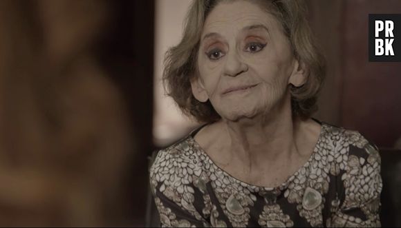 Em "O Outro Lado do Paraíso": Caetana (Laura Cardoso) recebe a jovem e planeja leilão de sua virgindade