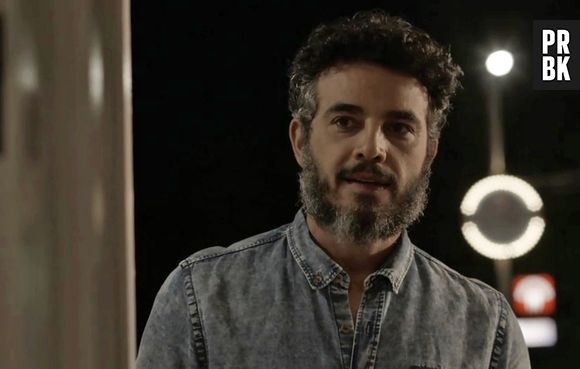 Em "O Outro Lado do Paraíso": Juvenal (Anderson Di Rizzi) prepara uma noite de amor para Desireé (Priscila Assum) e descobre novo segredo