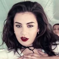 Sucesso em "Fancy", Charli XCX lança clipe de "Break The Rules"