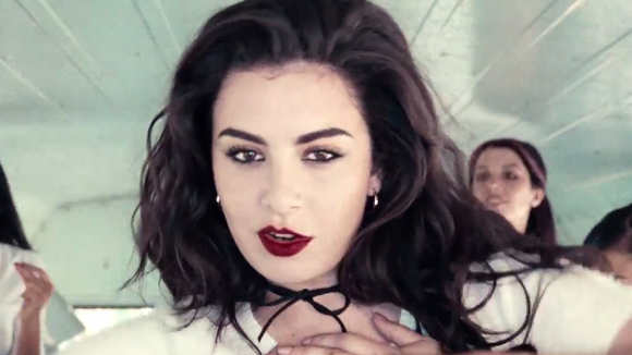 Sucesso em "Fancy", Charli XCX lança clipe de "Break The Rules"