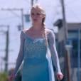 Elsa (Georgina Haig) causa nas ruas de Storybrooke em "Once Upon a Time"