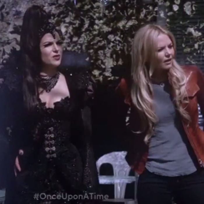 Regina (Lana Parrilla) avisa para Emma (Jennifer Morrison) que elas terão problemas em &quot;Once Upon a Time&quot;