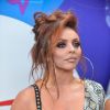 Jesy Nelson senta na calçada bêbada, namorado a ajuda a se levantar e ela acaba mostrando demais
