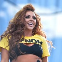 Do Little Mix, Jesy Nelson bebe demais, cai e deixa seios à mostra!