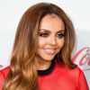 Jesy Nelson deixa seios à mostra depois de ser levantada por namorado