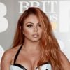 Jesy Nelson exagera na bebida e acaba mostrando os seios