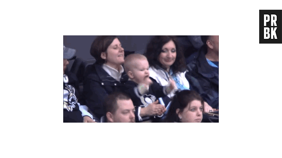 Bebê faz comemoração engraçada em estádio