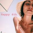 Phoebe Tonkin, a Hayley de "The Originals", posta foto fazendo topless no Instagram Stories