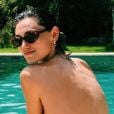 Phoebe Tonkin, de "The Originals", curte feriado de 4 de julho nos EUA fazendo topless à beira da piscina