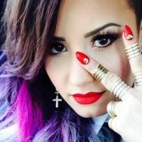 Quer ter os cabelos de Demi Lovato? Cantora lança linha de apliques coloridos