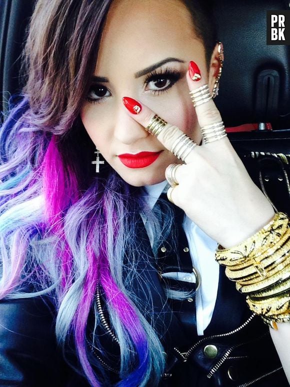 Demi Lovato aposta em cabelos coloridos