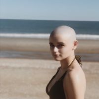 Joey King, de "A Barraca do Beijo", passa situação horrível em voo por causa de preconceito