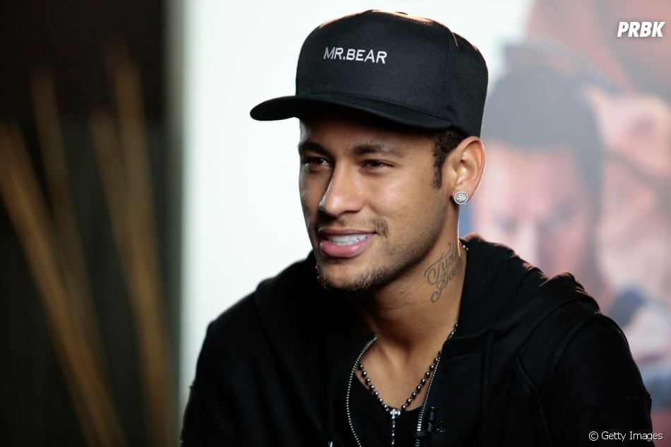 Neymar Jr. e Gil Cebola posam com duas amigas e jogador deixa claro: &quot;Todo mundo é amigo&quot;