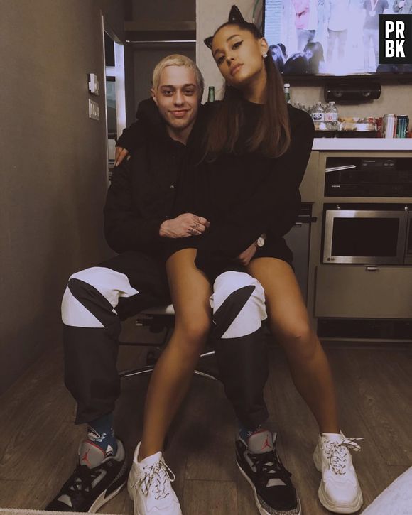 Pete Davidson barra entrada de Ariana Grande no prédio em que trabalha