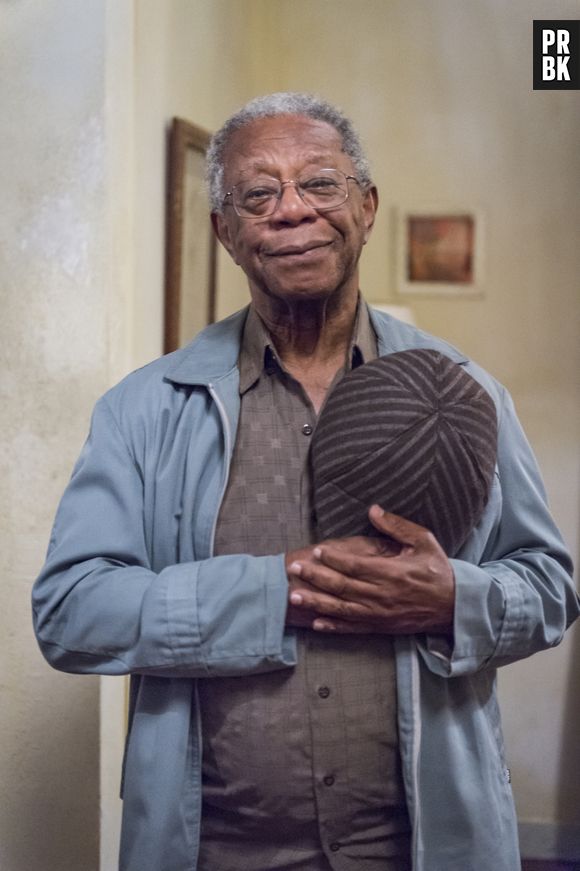 Em "O Tempo Não Para": Eliseu (Milton Gonçalves) é chamado para depor a favor de Samuca (Nicolas Prattes)