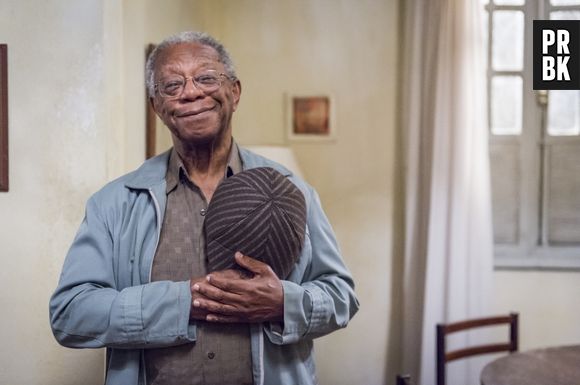 Em "O Tempo Não Para": Eliseu (Milton Gonçalves) se emociona ao falar da SamVita na frente do juiz